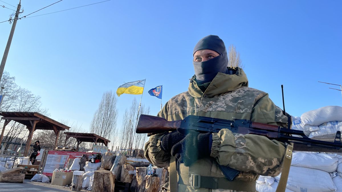 Reportéři v Kyjevě: do města už jedině z jihu. „Zbytek kontrolují skřeti“